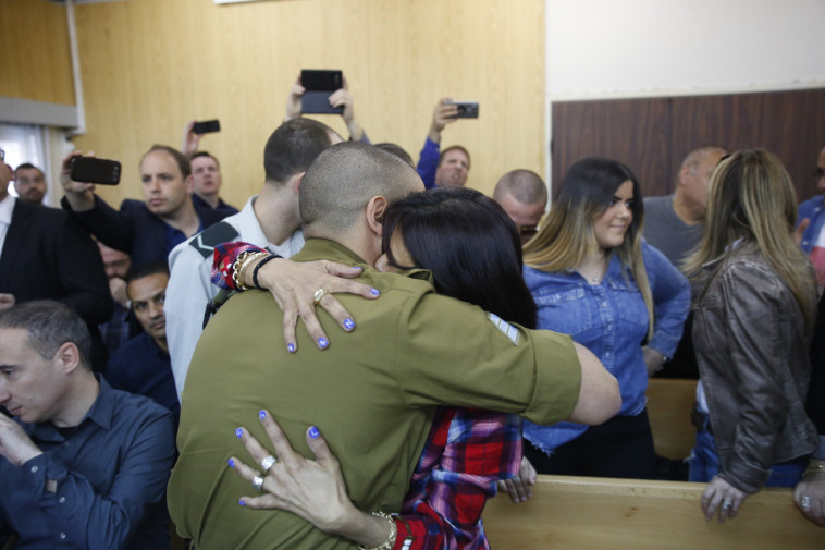 אלאור אזריה ואמו אושרה, הבוקר. צילום: תומר אפלבאום, פול הארץ