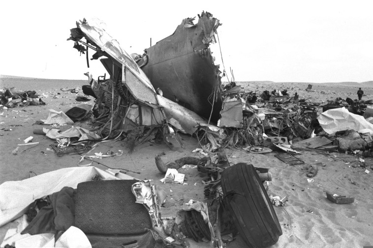 שרידי המטוס הלובי שהופל. צילום: משה מילנר, לע&quot;מ