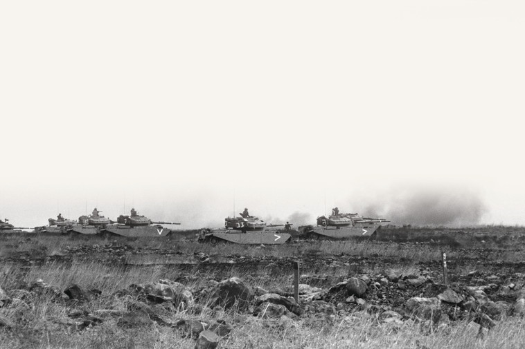 שיירת טנקים במלחמה. צילום: דוד רובינגר, לע&quot;מ