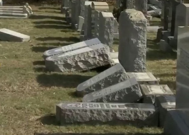 מצבות שחוללו בבית קברות יהודי בארה&quot;ב. הנתונים לא לגמרי ברורים אם מדובר בגל אנטישמיות אמיתי או דמיוני. צילום: טוויטר