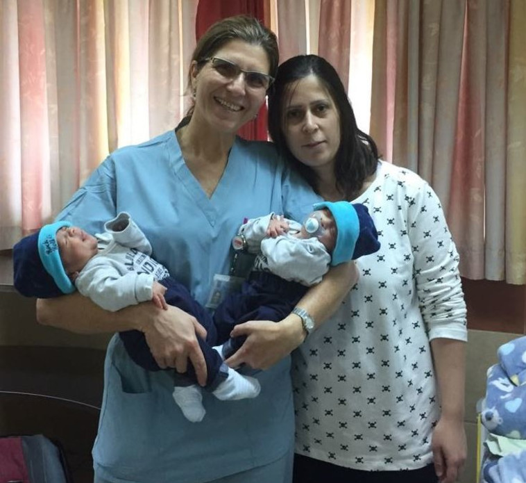 האם עם התאומים. צילום: המרכז הרפואי זיו