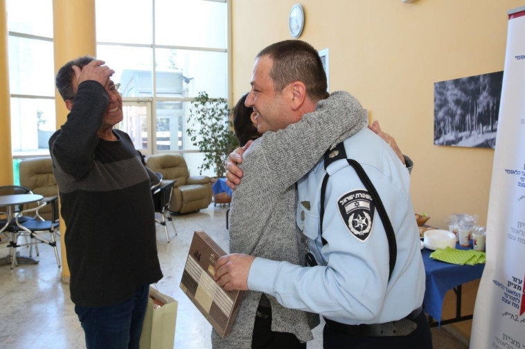 רגע המפגש בין חווה ברקאי וסנ&quot;צ מאיר פולבר. צילום: יעקב כהן