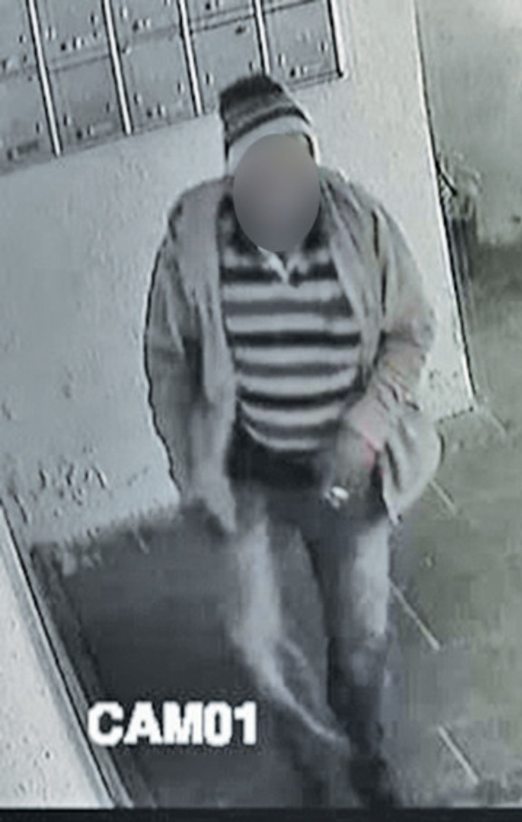 גורם עוין? הפעם הוא הגיע עם כובע גרב, וכהרגלו, עישן בעצבנות גורם עוין? הפעם הוא הגיע עם כובע גרב, וכהרגלו, עישן בעצבנות