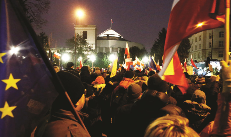 הפגנה בעד חופש עיתונות בפולין. הממשלה נסגה מהצעות מסוימות. צילום: רויטרס