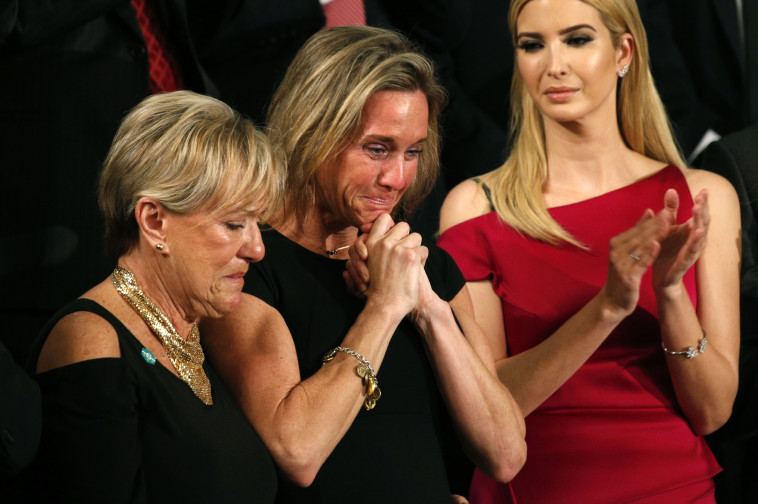 הרגע המרגש. אלמנתו של לוחם אריות הים שנהרג בתימן. צילום: רויטרס