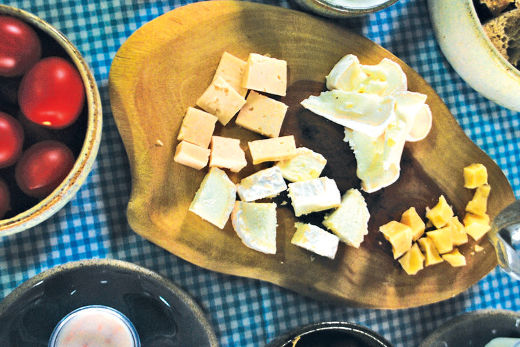 גבינות במשק. צילום: מיטל שרעבי