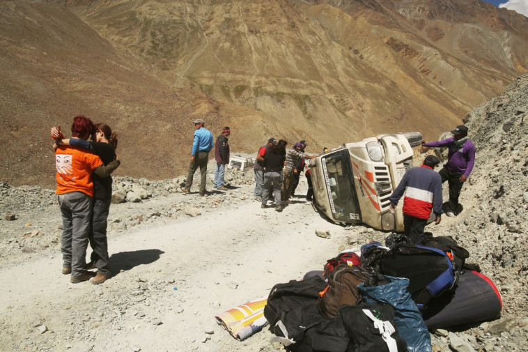 התהפכות רכב &quot;מלכת המדבר&quot; בהימלאיה. צילום: מירי צחי