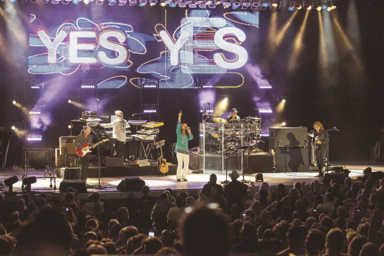 להקת יס בהופעה חיה. &quot;נשמות מאושרות שעושות כיף&quot;. צילום: רויטרס