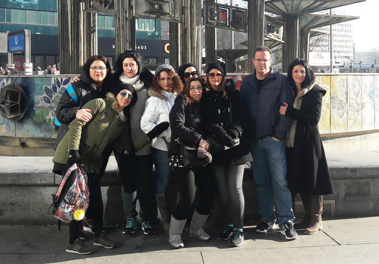 אריק ממן ומנהלות רשת תפוז. צילום פרטי