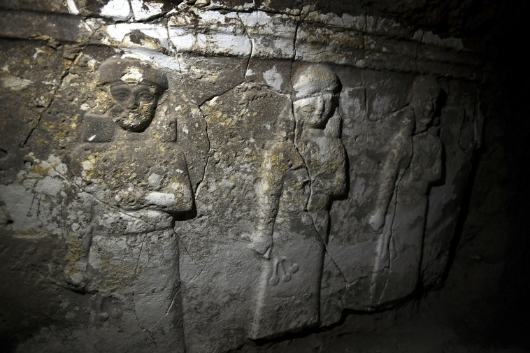 ממצאים ארכאולוגיים שנמצאו במנהרת הבריחה של דאעש. צילום: AFP