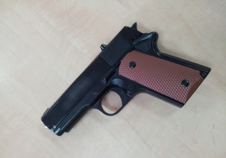 אקדח הצעצוע ממנו נפגע הילד. צילום: דוברות המשטרה