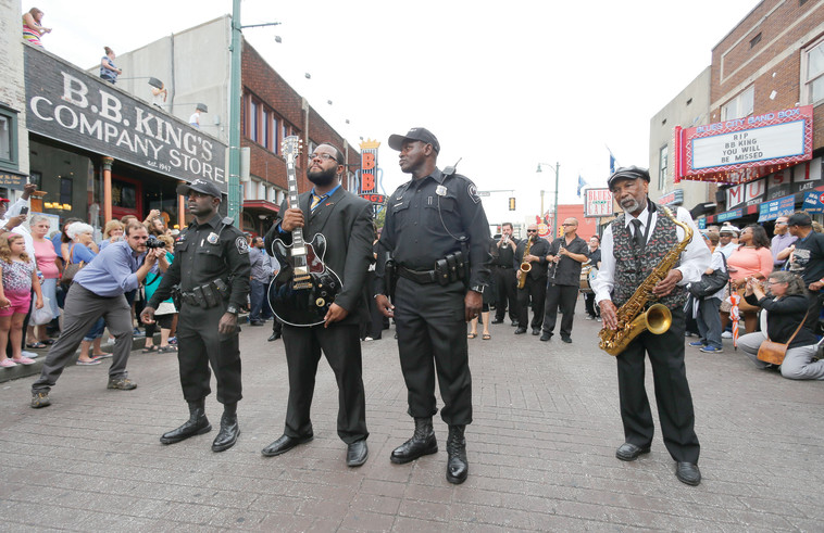 אבן שואבת למוזיקאים מהדלתא. רחוב ביל בממפיס. צילום רויטרס