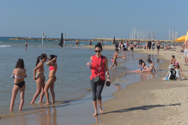 יומיים של שרב, חוף הים. צילום: אבשלום ששוני