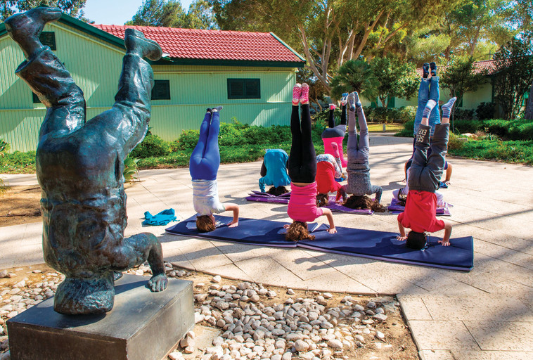 עמידה על הראש בשדה בוקר. צילום: חנן אפשטיין