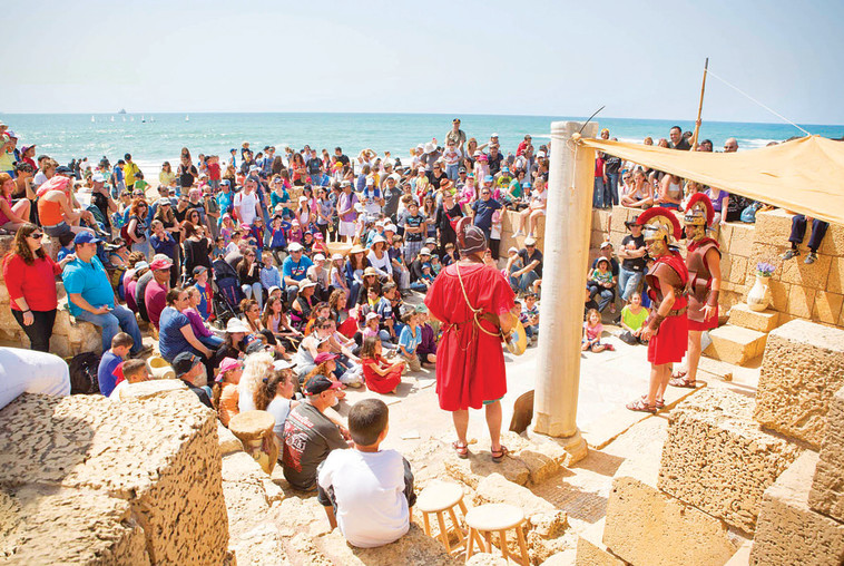 פסטיבל צבעוני בגן הלאומי קיסריה. צילום: כפיר בולוטין