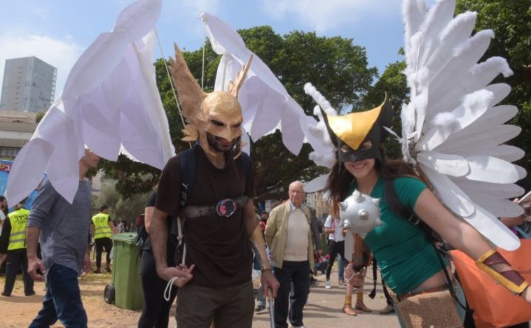התחפושת חושפת את מה שחסר. צילום:אבשלום ששוני