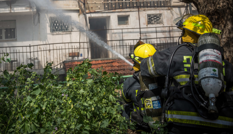 לוחמי אש פועלים לכיבוי שריפה, ארכיון. צילום: הדס פרוש , פלאש 90