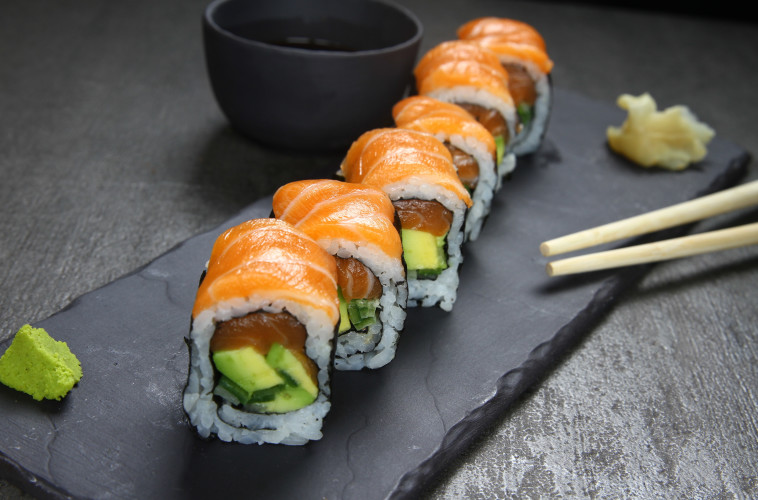 תחילה היו רק פיצות, בהמשך קיבל גם סושי, אוכל יווני ונקניקיות