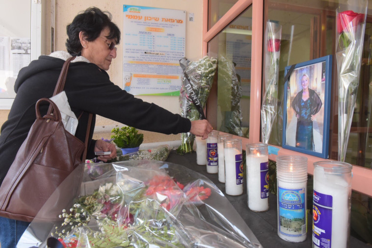 מדליקים נרות לזכרה של קרר ליד קופת החולים. צילום: אבשלום ששוני 