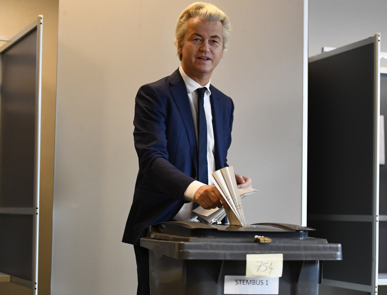 גרט וילדרס מצביע. צילום: רויטרס