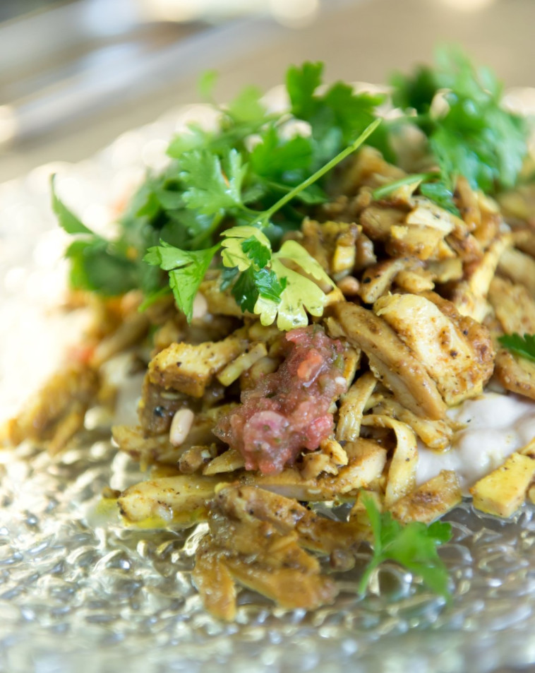 מוגשת על צלחת ולא בפיתה. צילום: ירון ברנר