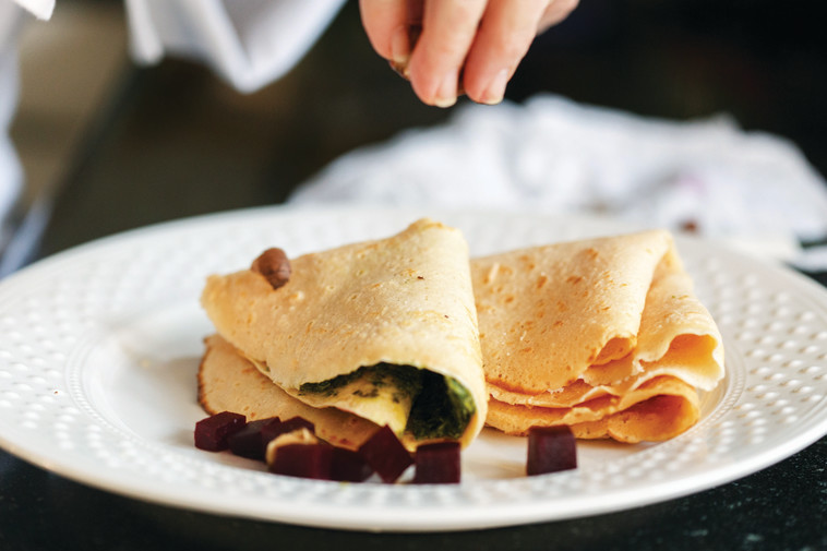 קרפים מעדשים אדומות עם ממרח פסטו ותרד עם סלק. צילום: שירה באר