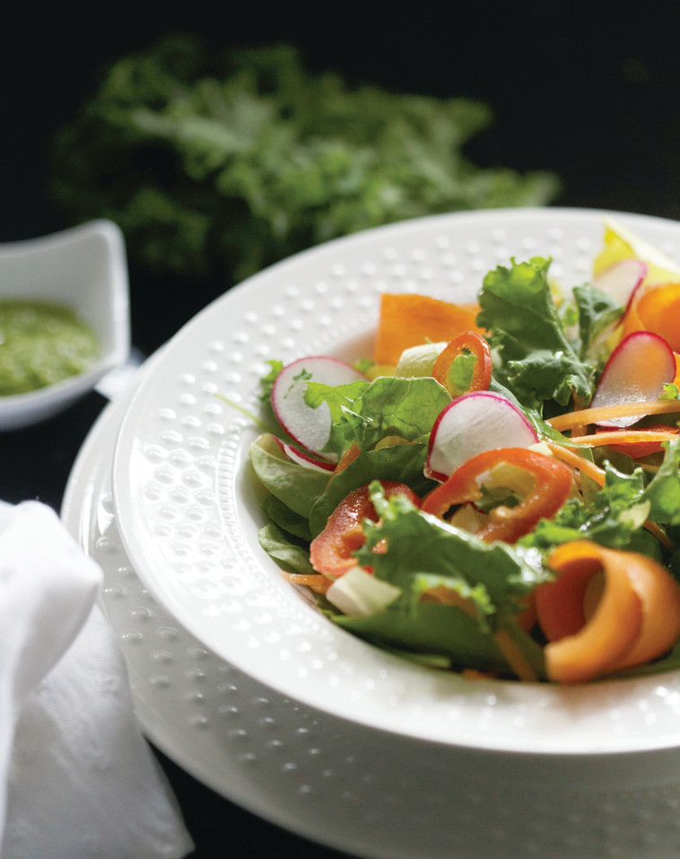 סלט קייל ברוטב אבוקדו. צילום: שירה באר