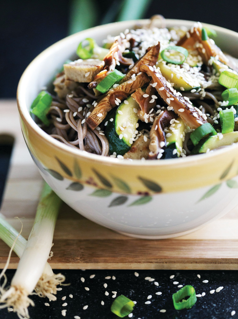 אטריות סובה מוקפצות ברוטב סייטן. גם בריא וגם טעים. צילום: שירה באר