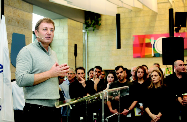 מייסד מובילאיי, זיו אבירם עם עובדי החברה, צילום: רענן כהן