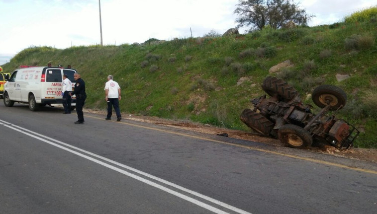 זירת התהפכות הטרקטור בצפון. צילום: דוברות מד&quot;א