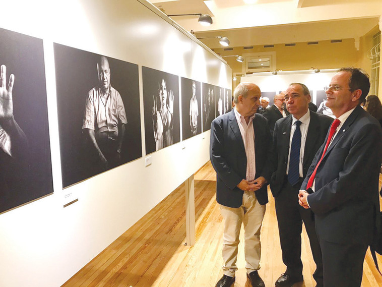 מנכ&quot;ל משרד החוץ בתערוכת &quot;שלום ללא טרור&quot;. צילום: טל שניידר