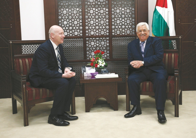 גרינבלט בפגישתו עם אבו מאזן. צילום: רויטרס