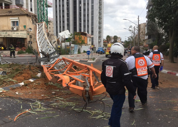 זירת קריסת המנוף ברמת גן. צילום: תיעוד מבצעי  מד&quot;א 