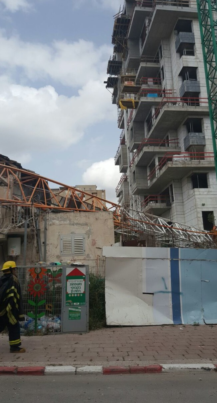 המנוף שקרס ברמת גן. צילום: אבנר בן מנחם, כב&quot;ה רמת גן 