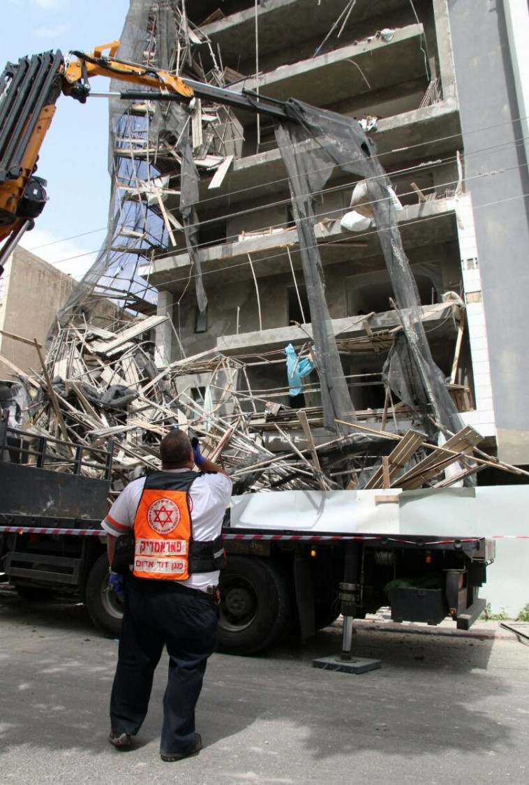 זירת קריסת הפיגומים ברחוב ההגנה. צילום: יאיר צור, תיעוד מבצעי מד&quot;א