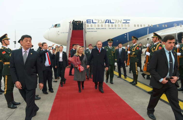 רה&quot;מ ורעייתו בירידה מהמטוס. צילום: חיים צח לע&quot;מ