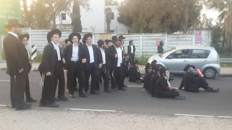 החרדים מפגינים. צילום: דוברות המשטרה