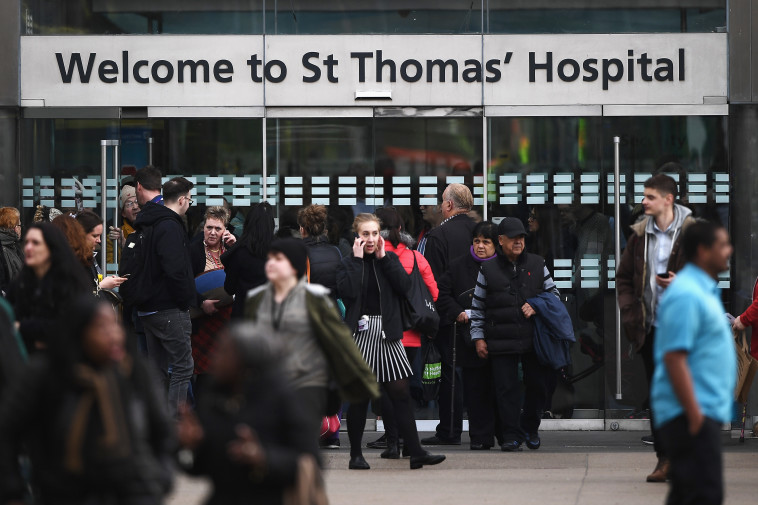 אנשים עומדים מחוץ לבית החולים בלונדון שאליו פונו הפצועים. צילום: getty images