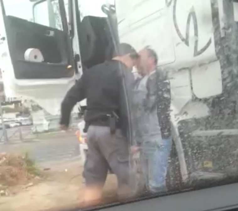 הזדמנות ל&quot;בבונים&quot;. שוטר יס&quot;מ מכה פלסטיני, צילום מסך