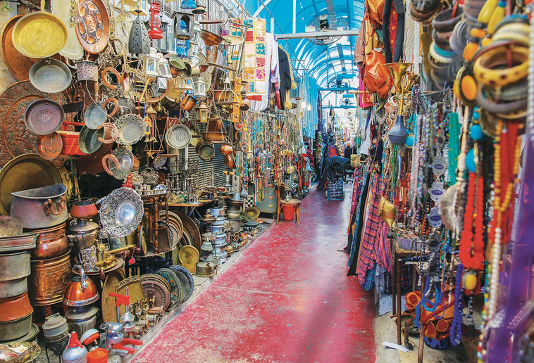 שוק הפשפשים. רהיטים וחפצים ישנים ובגדי יד שנייה. צילום: אלירן אביטל