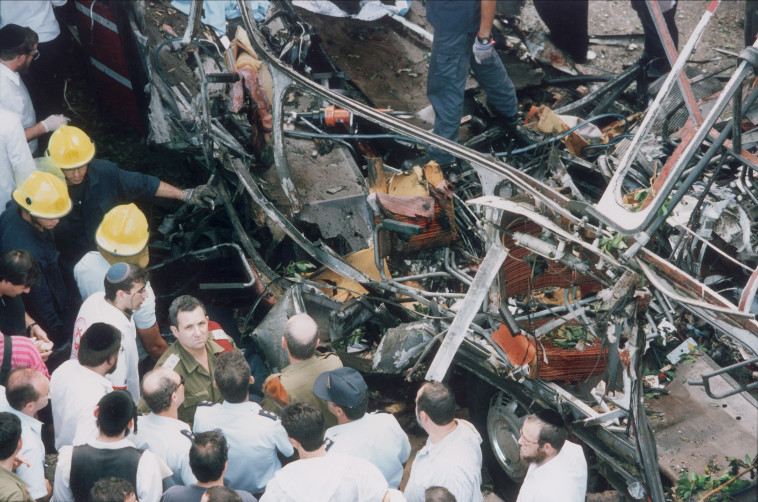 אהוד ברק עומד ליד האוטובוס בפיגוע בקו 5. צילום: יהונתן שאול