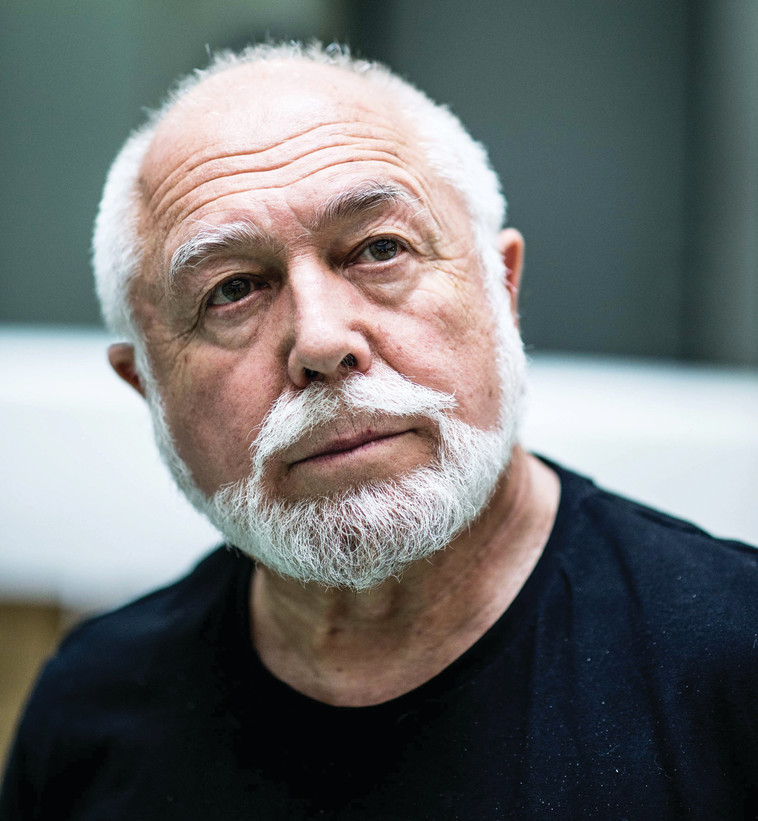 יהושע סובול. &quot;הולך להצגות שלו וקורא את מה שהוא כותב&quot;. צילום: אסף קליגר