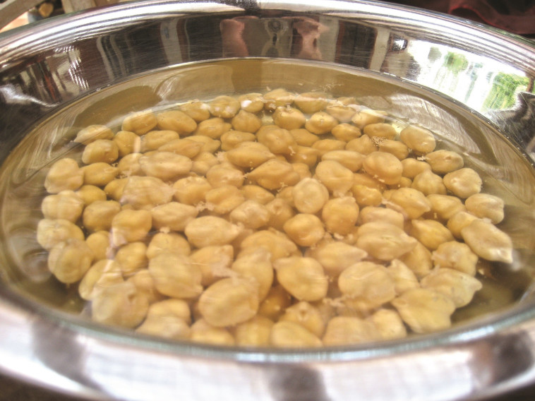 קופסה אחת של גרגירי חומוס תספיק. צילום: פסקל פרץ-רובין