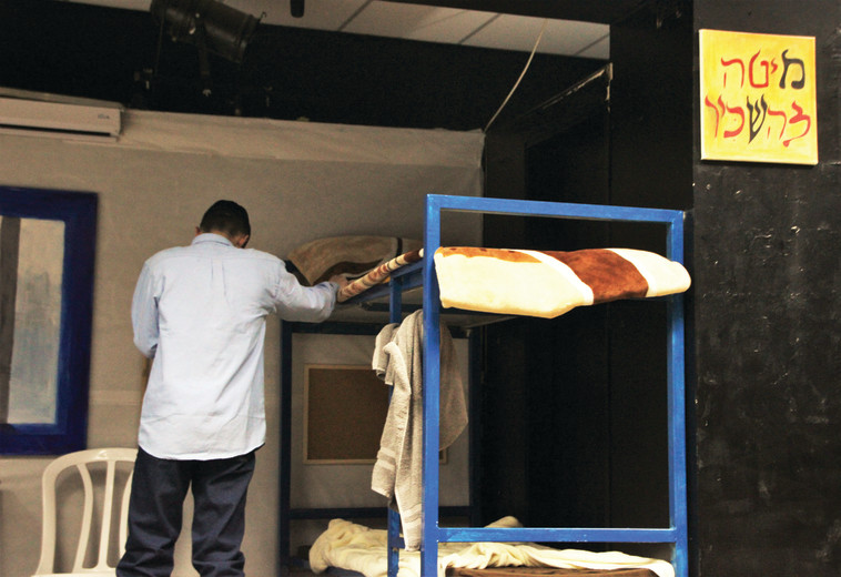 מתוך ההצגה &quot;מיטה להשכיר&quot;. צילום: אורלי בויום