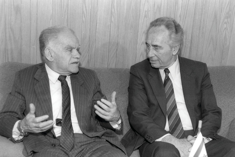 פרס (מימין) ושמיר