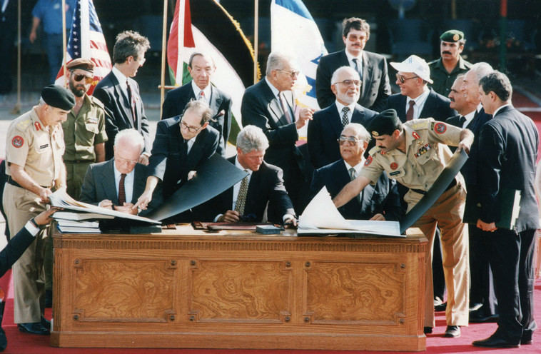 חתימת הסכם השלום עם ירדן ב-1994. מה היה קורה לו ה&quot;אופציה הירדנית&quot; הייתה יוצאת לפועל? צילום: ראובן קסטרו