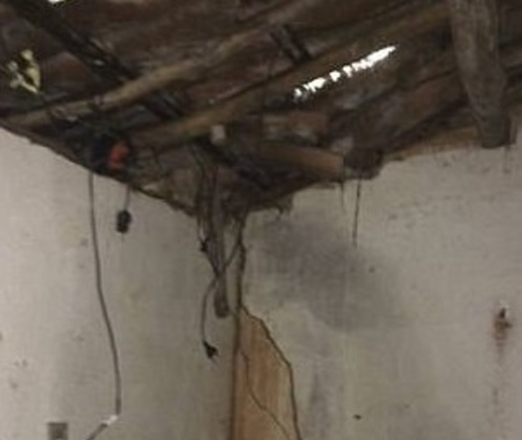 החדר שבו הוחזקה מריה. מלא בשתן ובלי חשמל. צילום: משטרת ברזיל