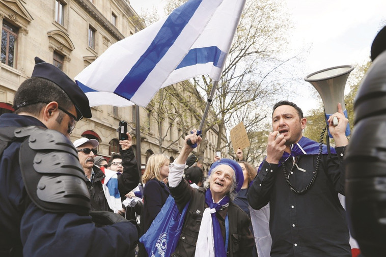 תומכים ישראלים מול הפגנת ה-BDS בפריז. צילום: AFP