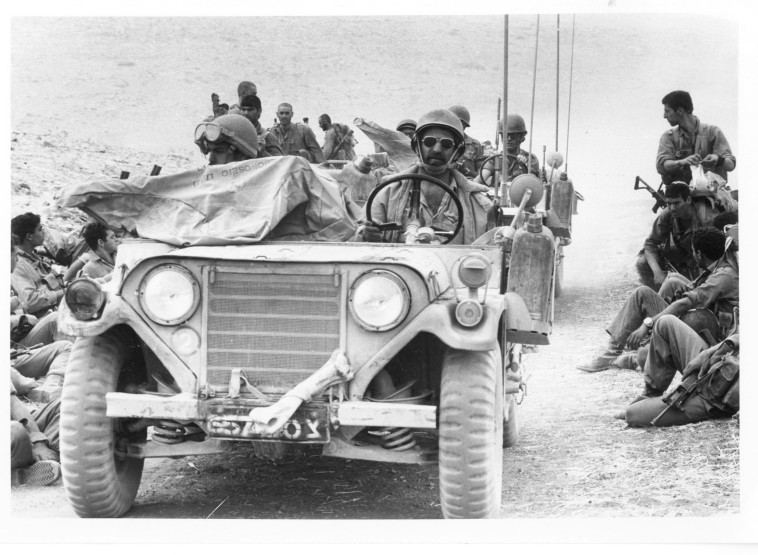 ותיקי הסיירת עוזרים בחניכה. סיירת שקד בשנת 1975, צילום: עיתון במחנה