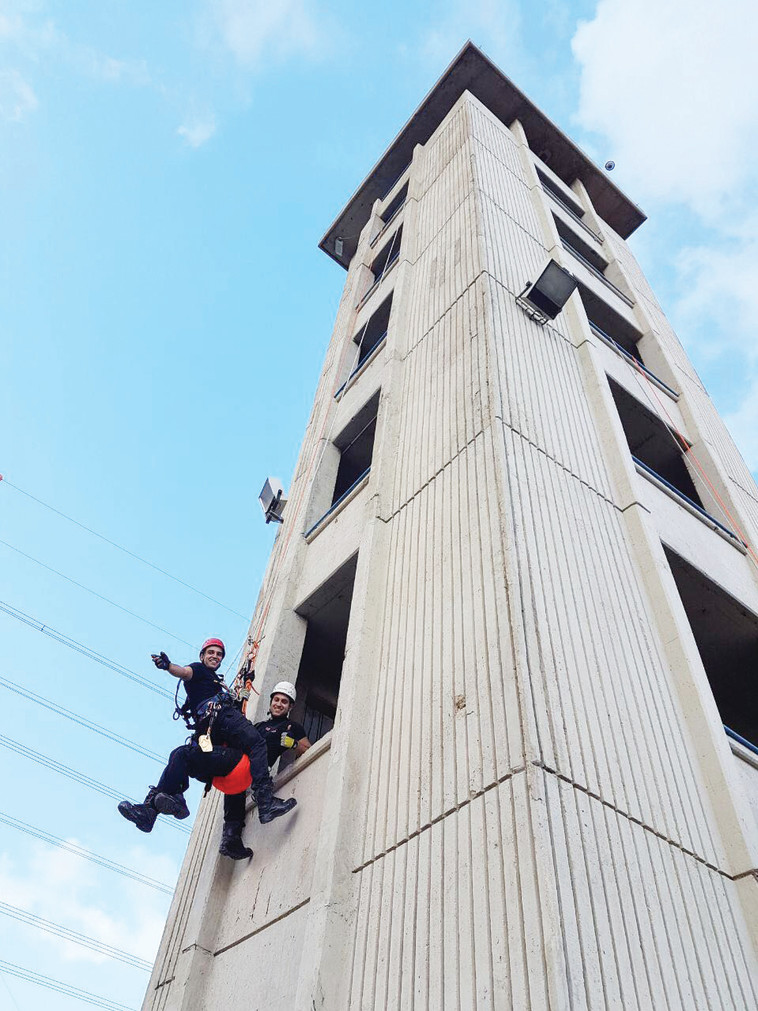 לוחמי האש ביחידה לחילוצים מיוחדים. צילום: כיבוי והצלה